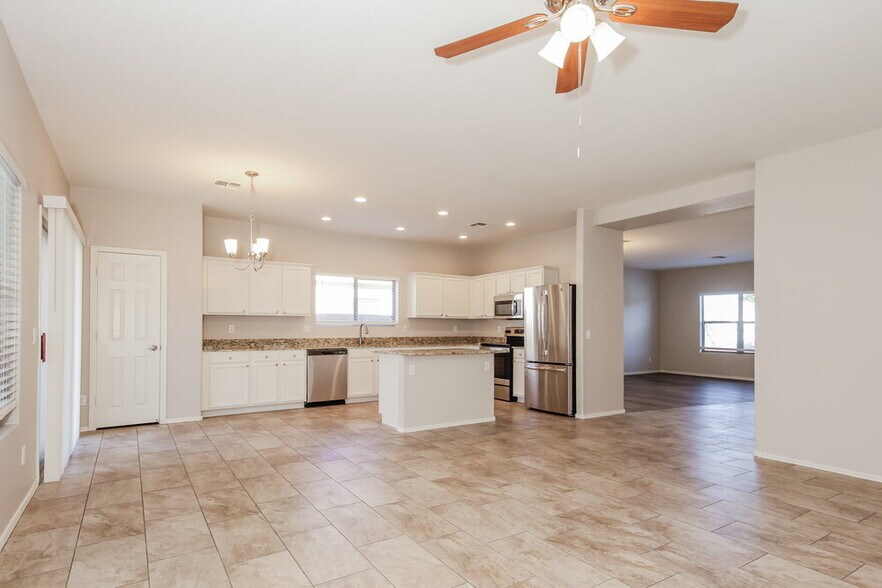 Building Photo - 3134 W Cavedale Dr