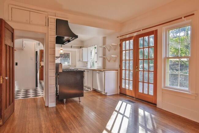 Building Photo - Gorgeous Vintage Home in Downtown Langley with Detached Guest Studio!!