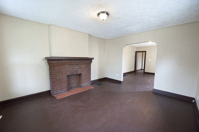 Building Photo - 3 Bedroom, 1 Bath Townhome, Basement