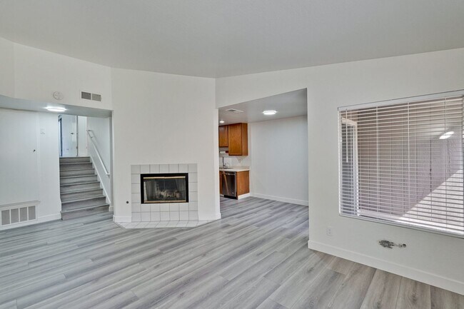 Building Photo - 2 bed 2 bath condo