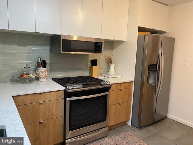 Building Photo - 1221 S Warnock St