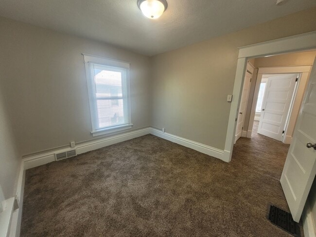 Building Photo - 6 Bedroom Home with large yard, washer/dry...