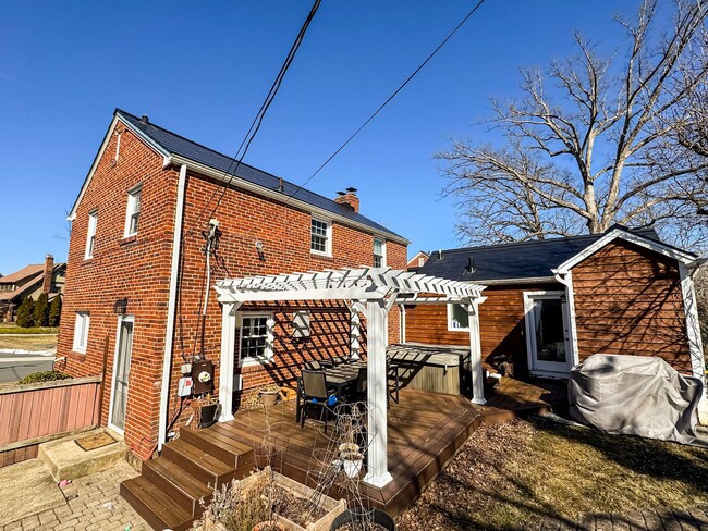 Building Photo - Fantastic 3 Bed 2.5 Brick Home With Spacio...