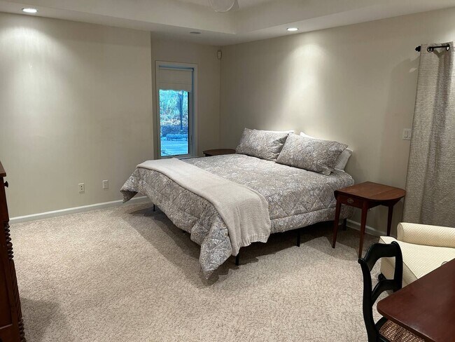 Building Photo - 4 Bedroom 3.5 Bath House Furnished With At...