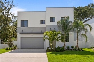 Building Photo - 914 N Newport Ave