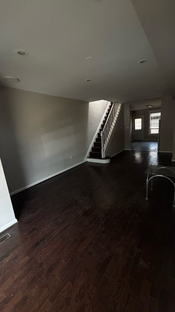 Building Photo - 2 Bedroom 1 bathroom with central air town...
