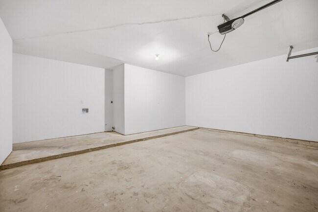 Building Photo - 7310 Londres Dr