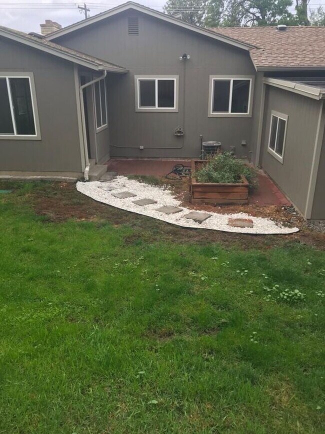 Building Photo - Spacious 4 Bed / 3 Bath Near Downtown with Two Master Bedrooms! Available beginning of August