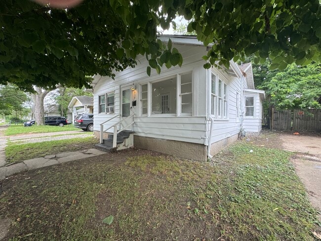 Primary Photo - 837 S Belmont Ave