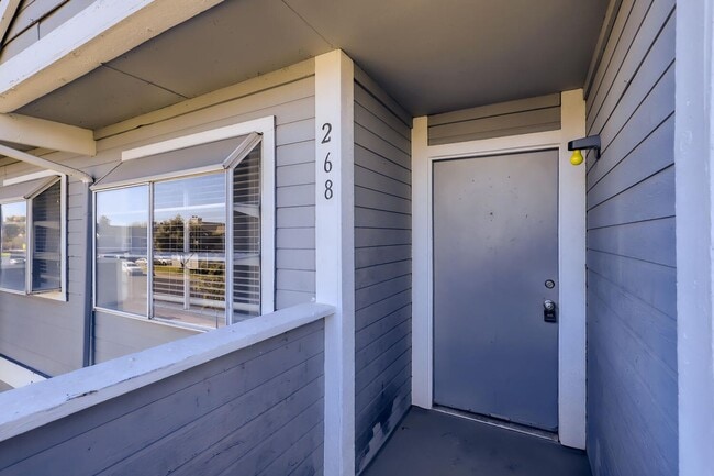 Building Photo - LOVELY 2 bedroom Condo Ready for Immediate Move in!!