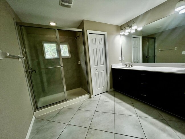 Building Photo - Beautiful 3-Bedroom 2.5 Bath Single-Family Home in Hammock Cove