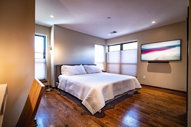 Building Photo - 4 bed / 4.5 bath flat in South Plaza overlooking UMKC and Brookside Blvd