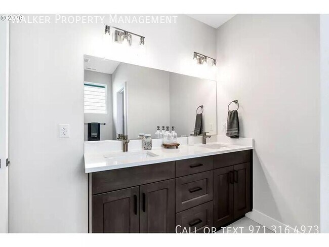 Building Photo - 996 E Rork Ct