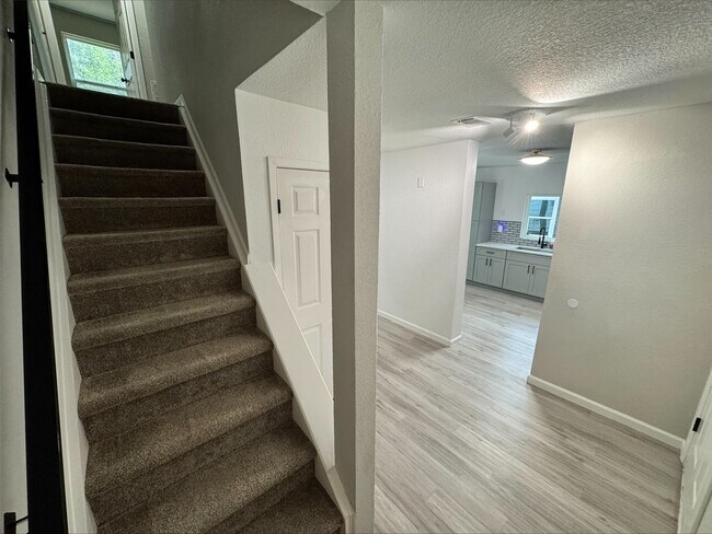 Building Photo - 1004 E Red Cedar Cir