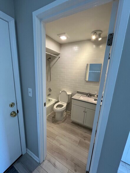 Building Photo - 5 Parkside Ct