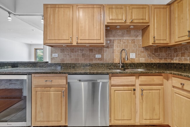 Building Photo - 3000 Bayside Dr