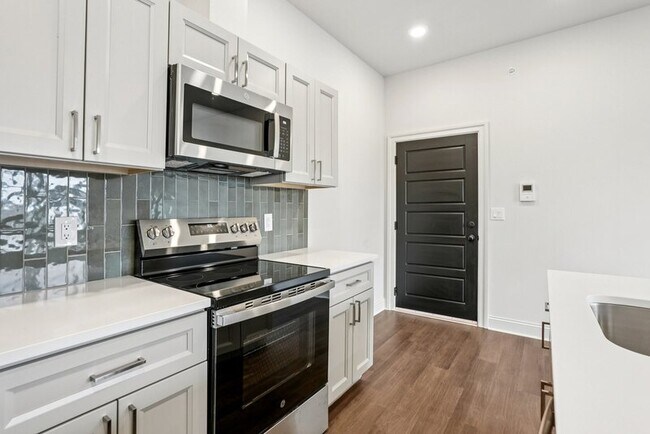 Building Photo - 472 Roxborough Ave