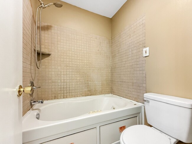 Building Photo - 2 Bedroom 1.5 Bath