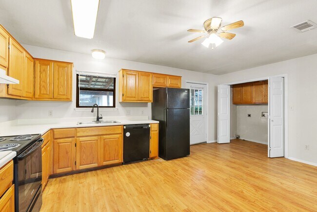 Building Photo - Eclectic 3 Bedroom, 2 Bathroom Home - 2 Car Garage - Fenced Yard and More!