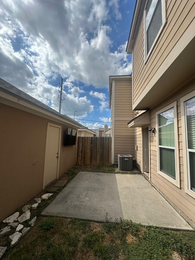 Building Photo - 8045 Ellinger Ln