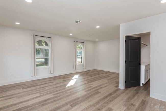 Building Photo - 2540 Hallmark Dr