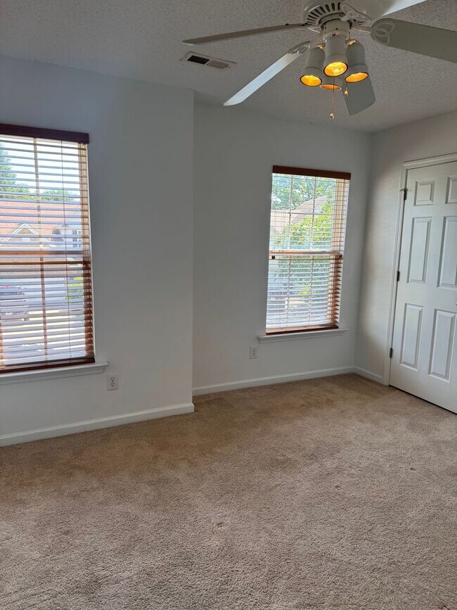 Building Photo - 210 N Orchard Farms Ave