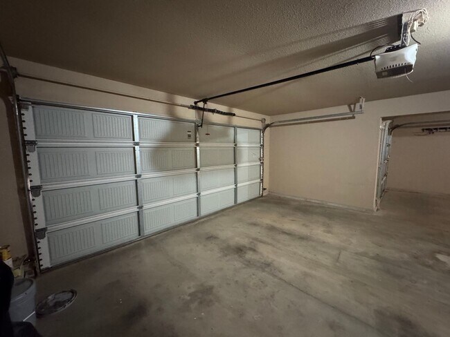 Building Photo - Bixby 3 car garage, great lot!