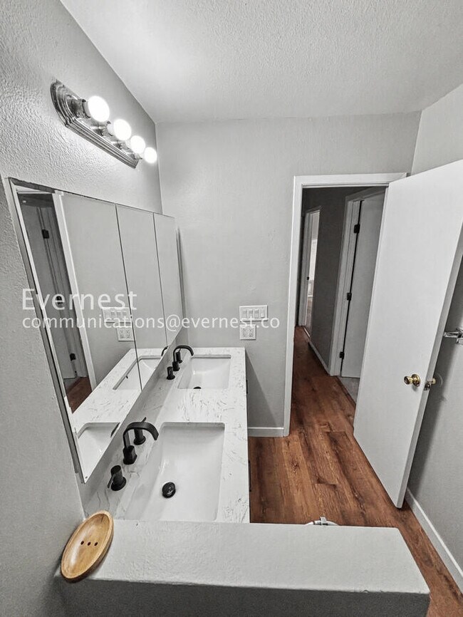 Building Photo - PROMO: Half Off the First Month's Rent! / 3 Bed, 1 Bath Townhome with Garage & Fenced Yard