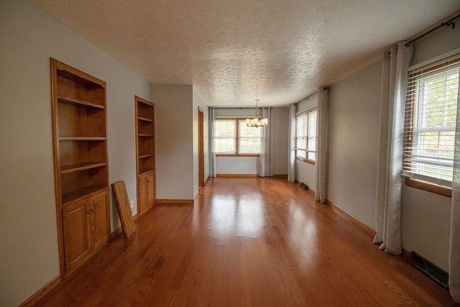 Building Photo - AVAILABLE AUGUST 15TH, 2026 - CHARMING 4 B...