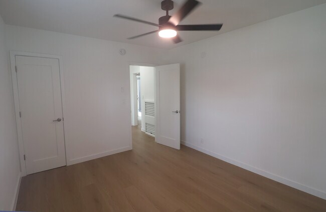 Building Photo - 11610 Oxnard St