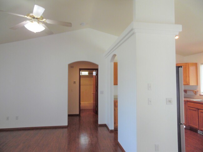 Building Photo - 1290 W Cardinal Ave