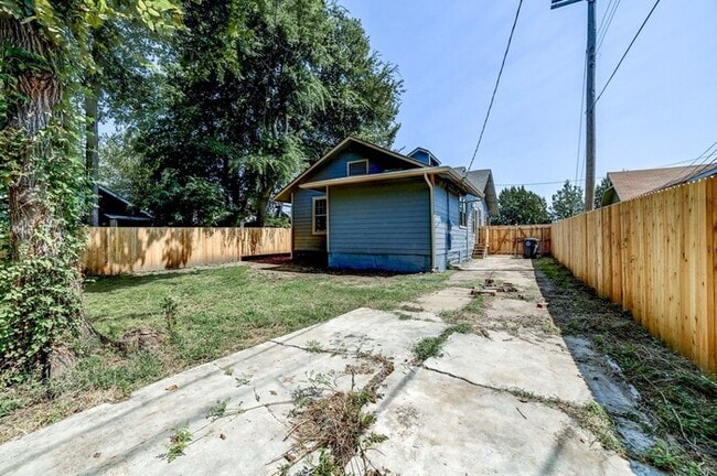 Building Photo - 812 S Columbia Ave