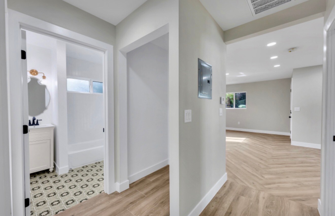 Building Photo - 1223 N Ave 45