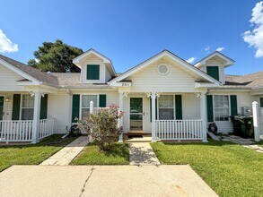 Building Photo - 2 bedroom 2 bath townhouse with community ...