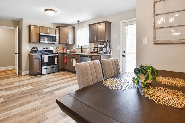 Building Photo - Pet Friendly Three Bedroom!