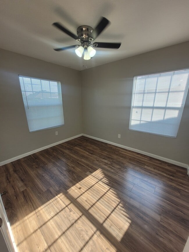Building Photo - 3 bed 1 bath with 1 car garage!