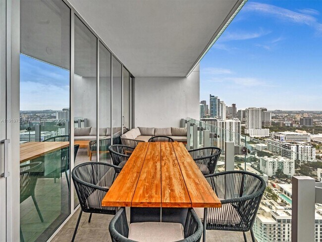 Building Photo - 700 NE 26th Terrace