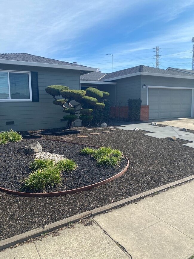 Building Photo - Immaculate shape 3 bedroom 2.5 bath home in San Leandro