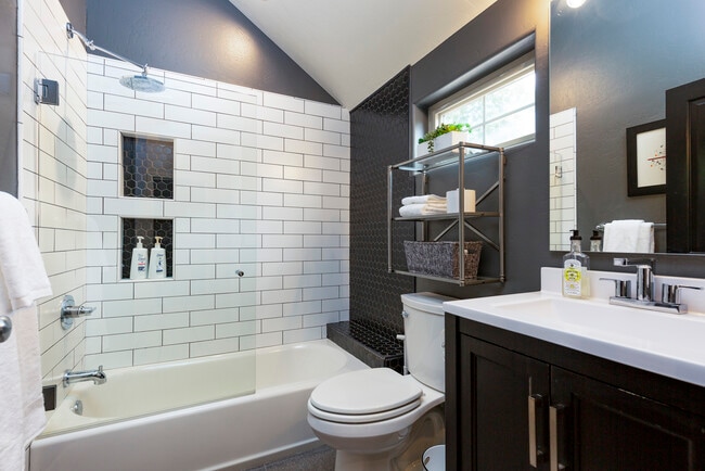 Building Photo - 405 Meadow Ct