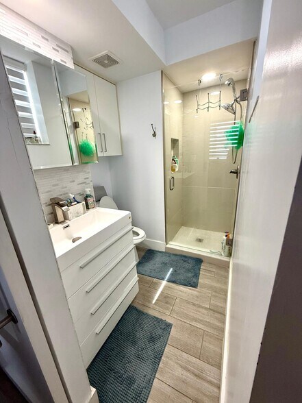 Master bathroom - 828 W 38th Ter