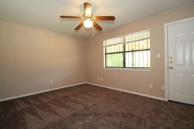 Building Photo - Delightful Duplex!