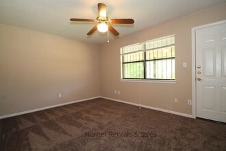 Building Photo - Delightful Duplex!