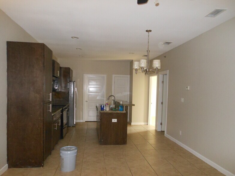 Kitchen with Granite - 901 E Redbud Ave