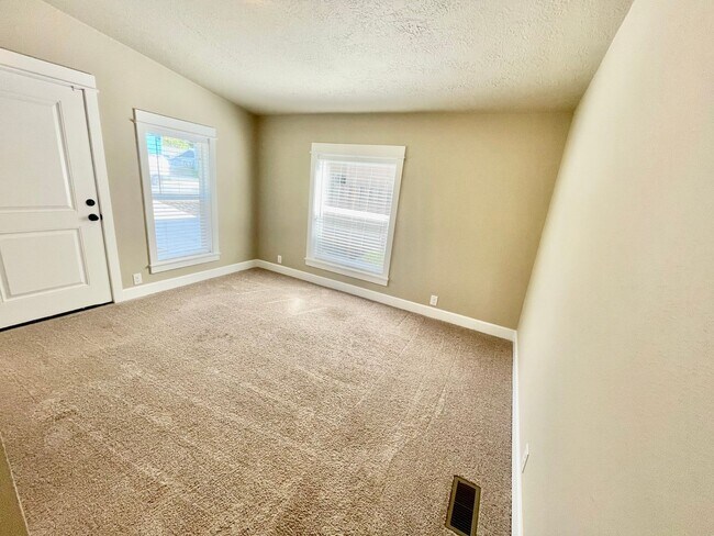 Building Photo - Single Story- 3 Bedroom, 2 Bath Spacious Home with Large Yard