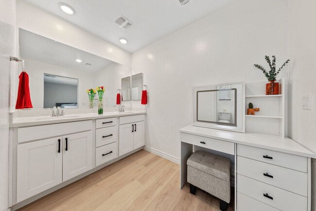 Building Photo - 10778 Clarence Ct