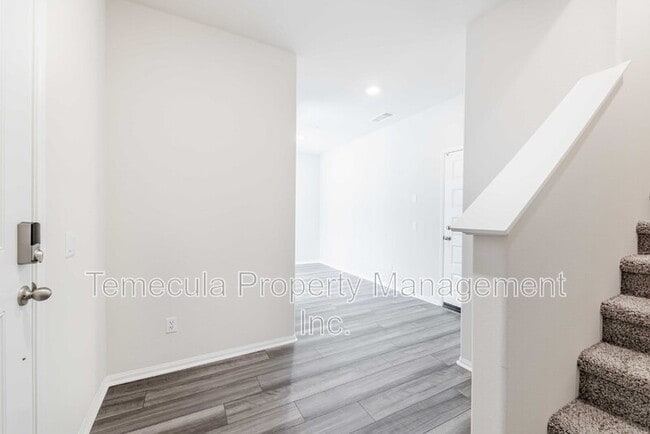 Building Photo - 28048 Oakdale Dr