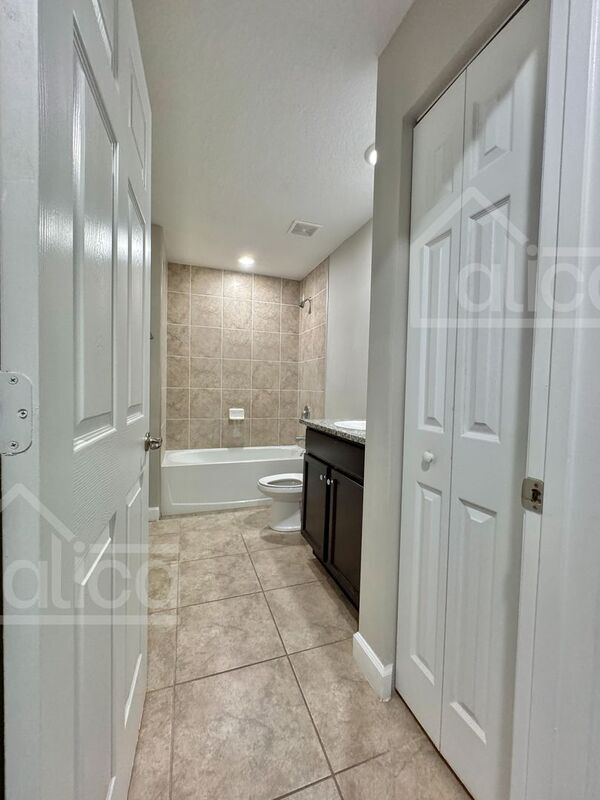 Building Photo - 735 Gelaso St SW