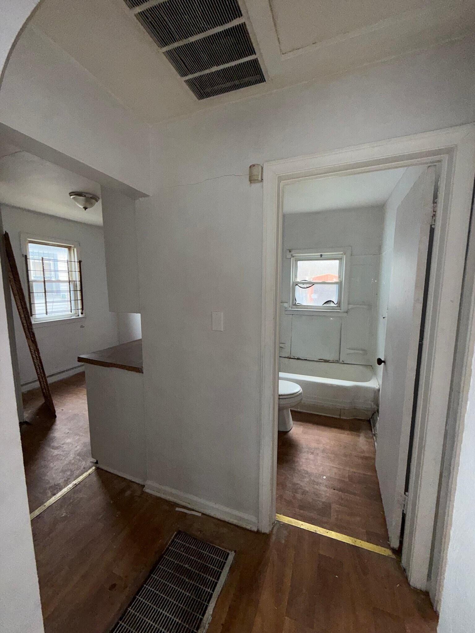 Building Photo - 246 E York Ave