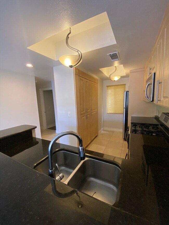 Building Photo - Remodeled 2 Bedroom Condo Just Off the Strip!