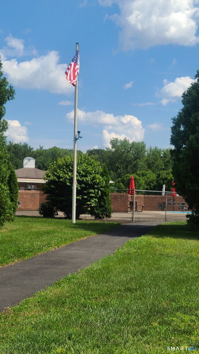 Building Photo - 285 High Path Rd